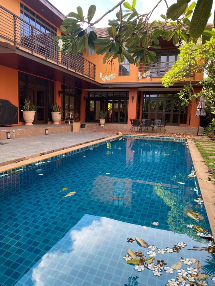 Panya Village Pattanakarn 30 150sqwah 5bed with private pool 55,000,000 Am: 0656199198