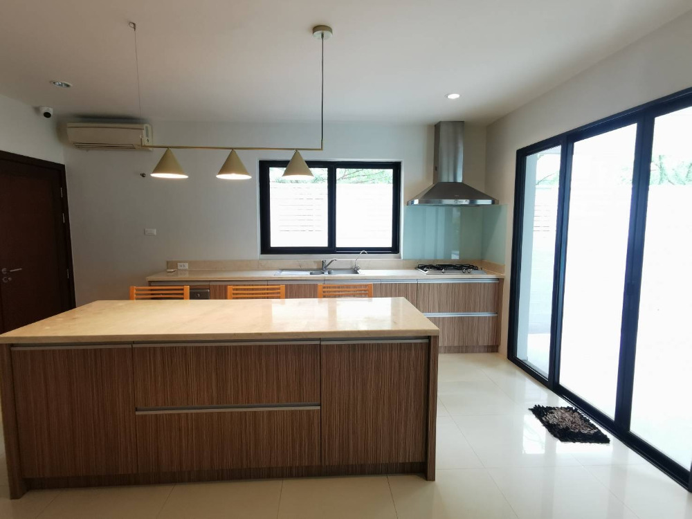 Panya Village Pattanakarn 30: 143sqwah 4bed 4bath newly renovated 60,000,000 Am: 0656199198