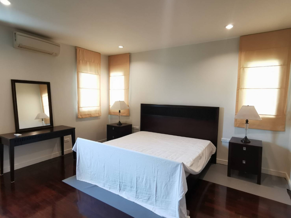 Panya Village Pattanakarn 30: 143sqwah 4bed 4bath newly renovated 60,000,000 Am: 0656199198