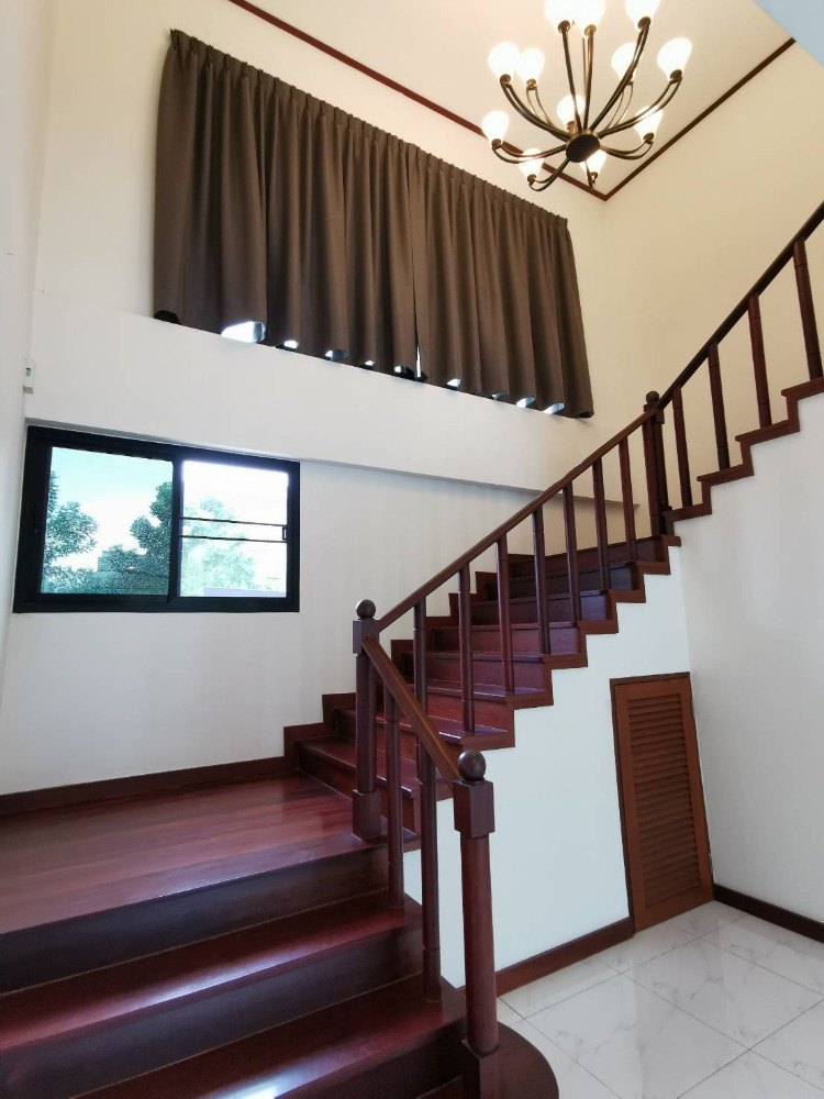 Panya Village Pattanakarn 30: 4bed 5bath with private pool 160,000/mth Am: 0656199198