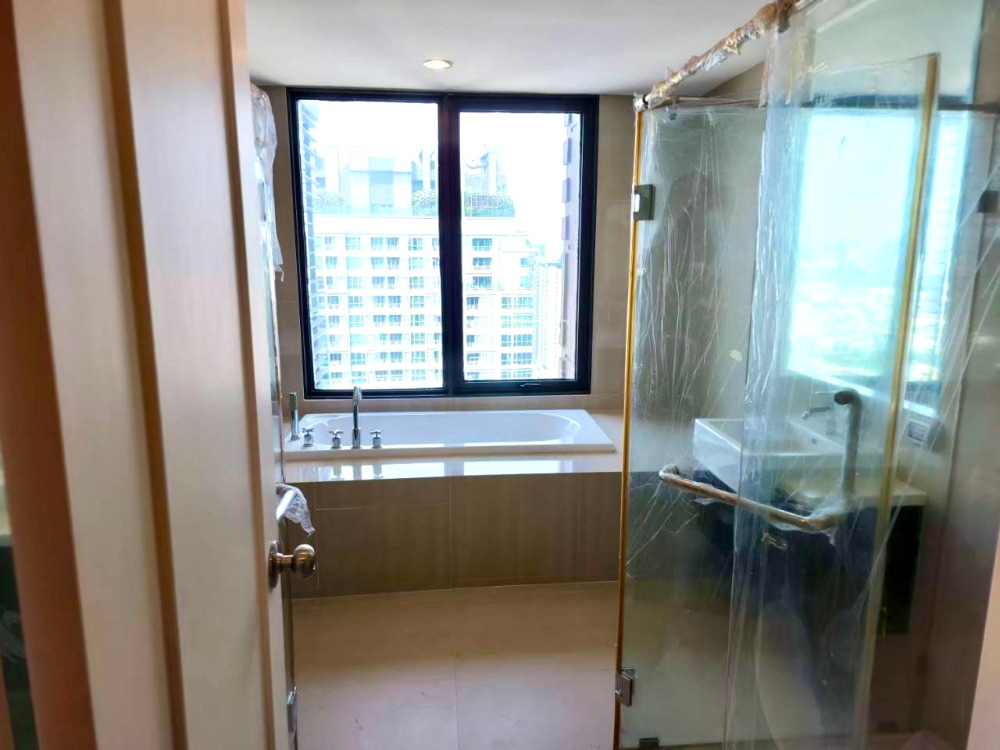 Villa Asoke:  4bed 4bath Duplex 303.64sqm. 40+ Floor 190,000/mth Am: 0656199198