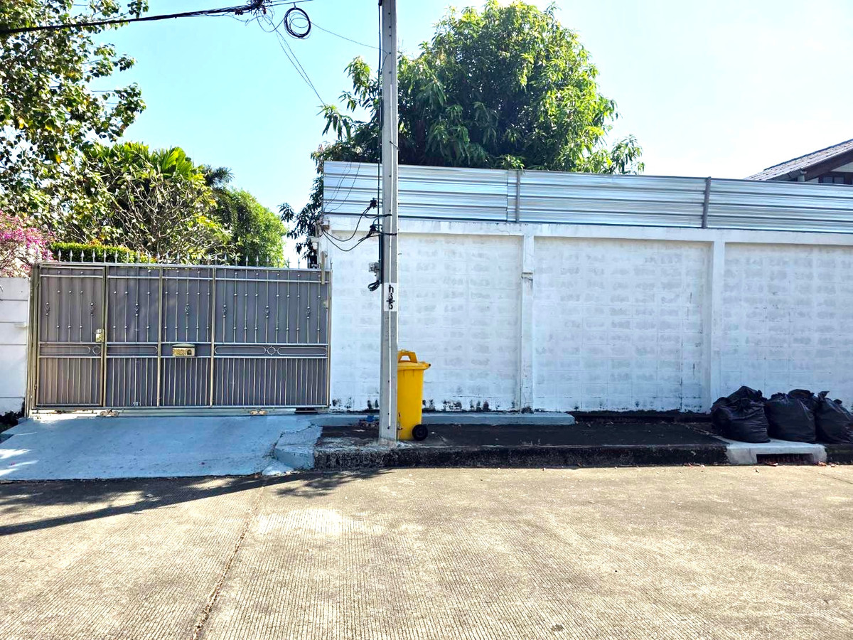 Panya Village Pattanakarn 30 Sell:  149sqwah  3bed 2bath 30,000,000 Am: 0656199198