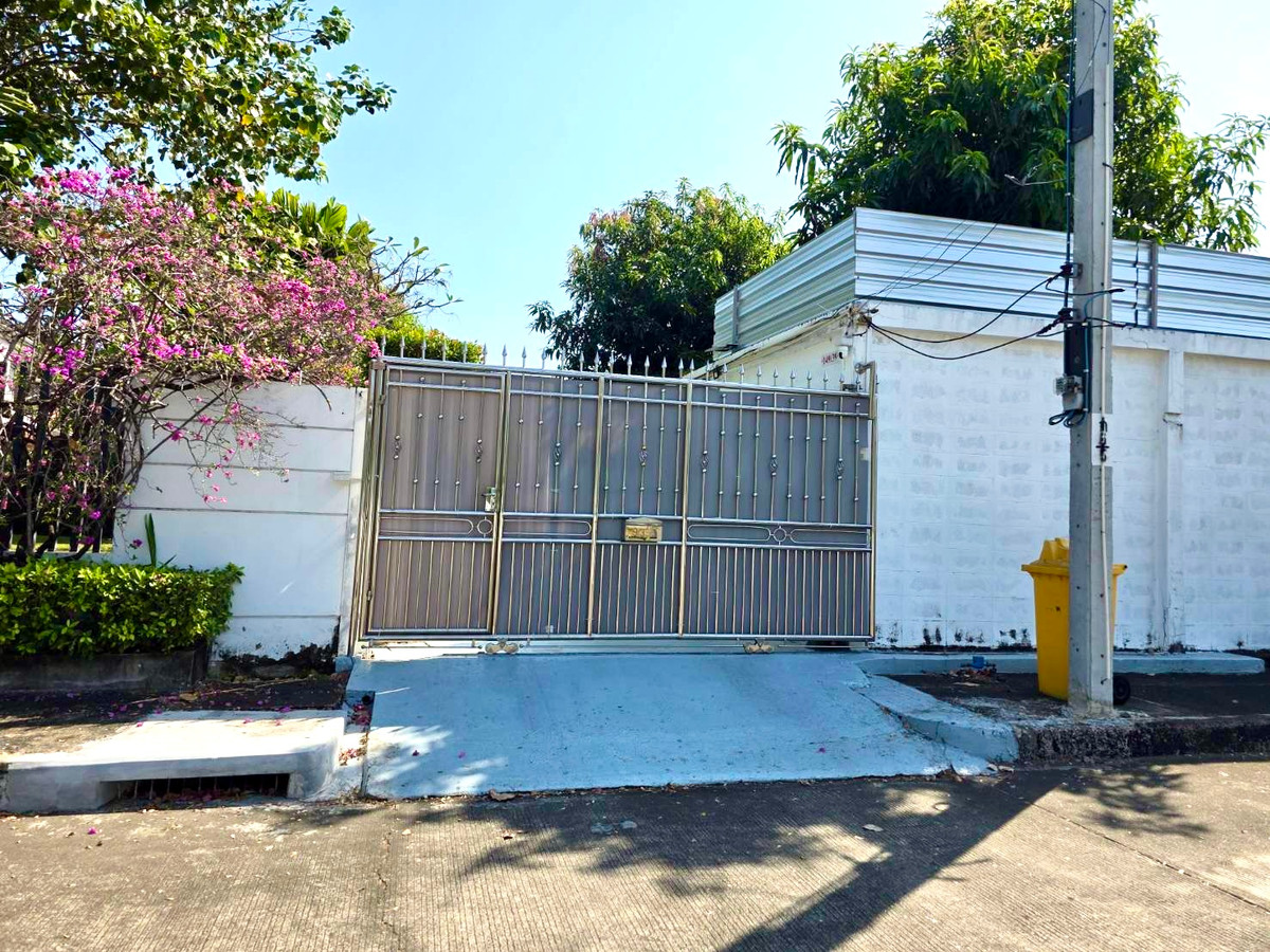 Panya Village Pattanakarn 30 Sell:  149sqwah  3bed 2bath 30,000,000 Am: 0656199198