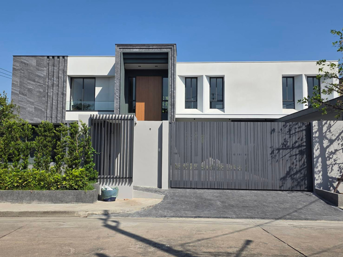 Panya Village Pattanakarn 30: 210 sqwah 5+1 bed 6 bath brandnew underconstruction 115,000,000 Am: 0656199198