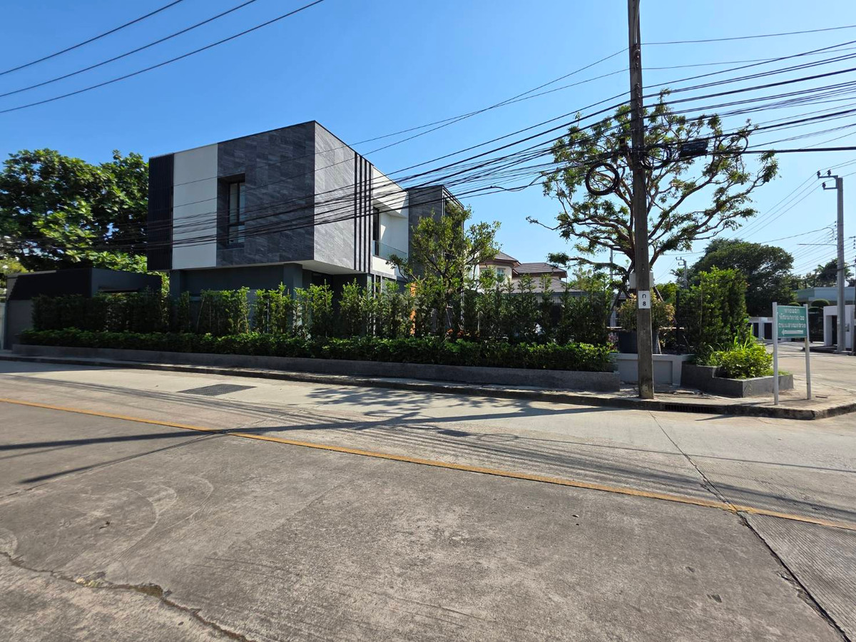 Panya Village Pattanakarn 30: 210 sqwah 5+1 bed 6 bath brandnew underconstruction 115,000,000 Am: 0656199198