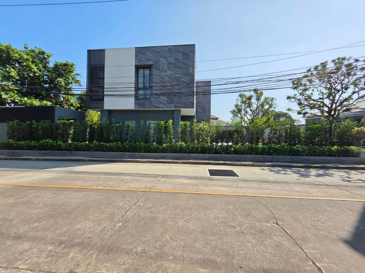 Panya Village Pattanakarn 30: 210 sqwah 5+1 bed 6 bath brandnew underconstruction 115,000,000 Am: 0656199198