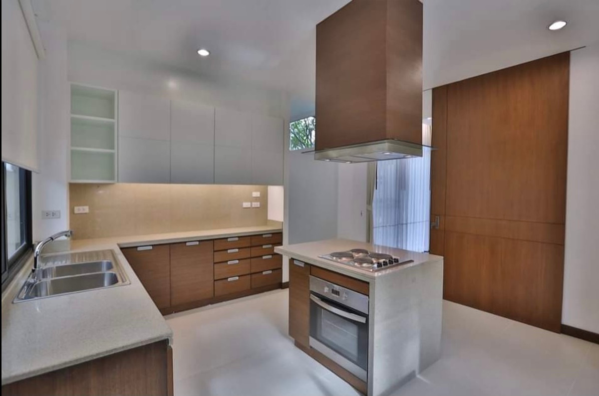 House Sukhumvit 49: 90sqwah 400sqm. 3+1bed 4bath 180,000/mth. Am: 0656199198