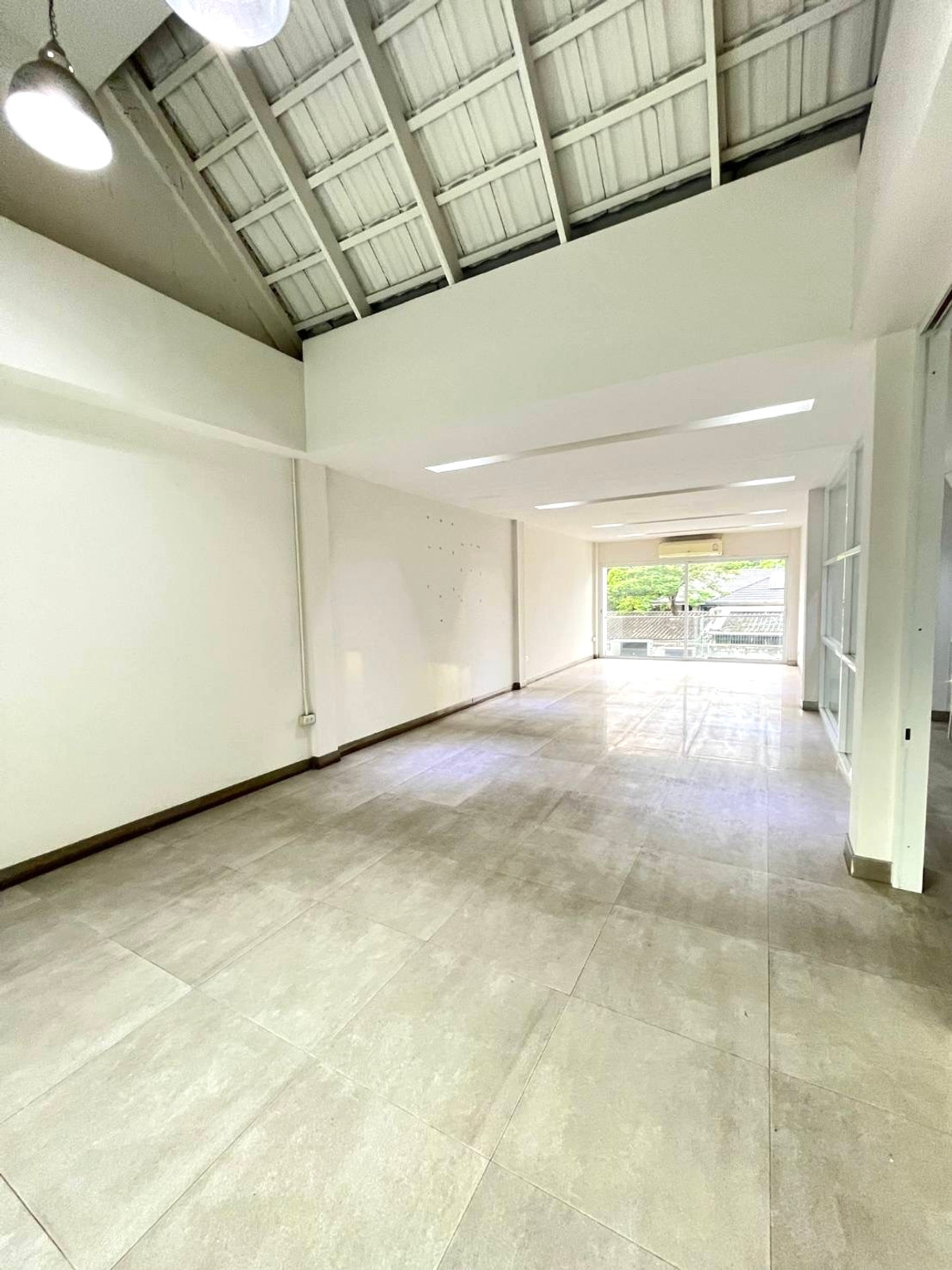 Commercial Space Sukhumvit 50: 80sqw 820sqm. Sell 60,000,000 Rent 220,000 Am: 0656199198