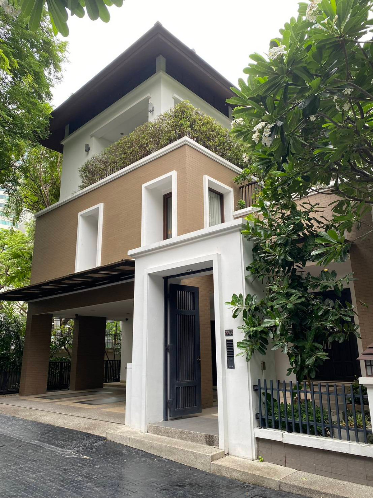 House Sukhumvit 18: 4bed 5bath 100sqwah 455sqm. 320,000/mth. Am: 0656199198