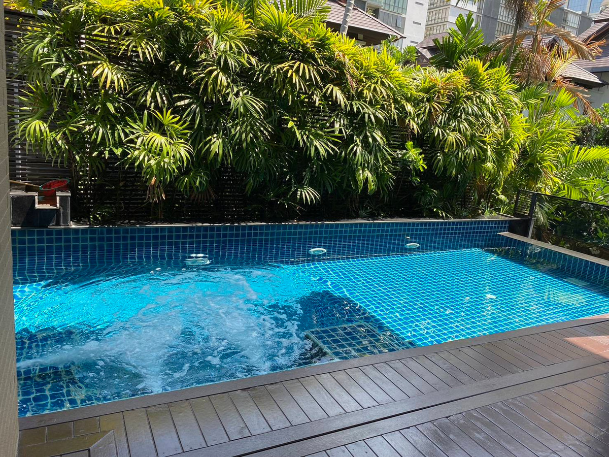 House Sukhumvit 18: 4bed 5bath 100sqwah 455sqm. 320,000/mth. Am: 0656199198