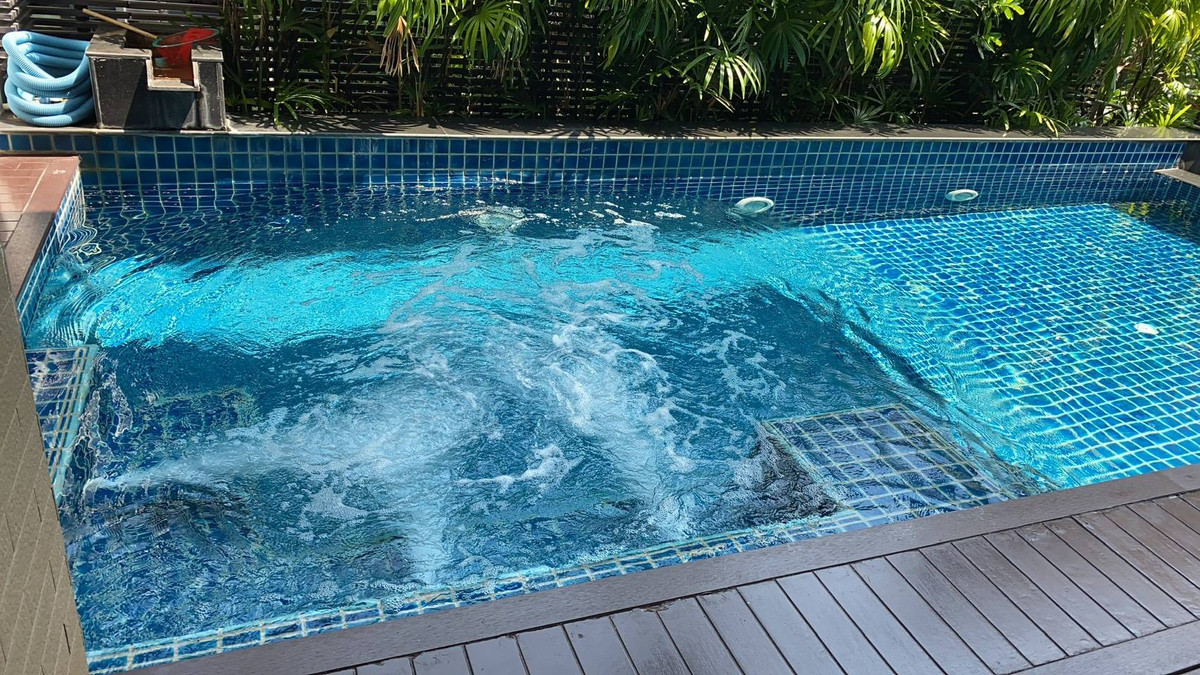 House Sukhumvit 18: 4bed 5bath 100sqwah 455sqm. 320,000/mth. Am: 0656199198