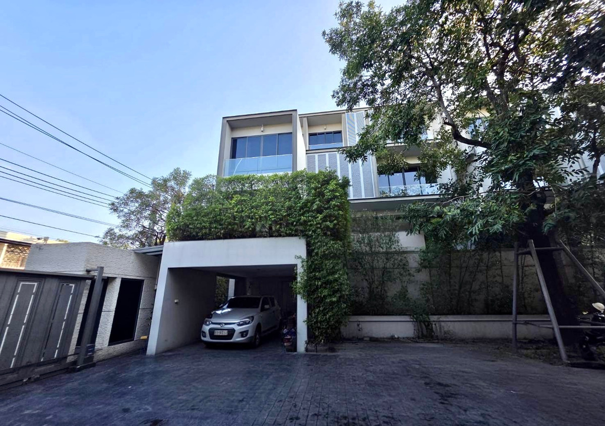 House Ekkamai sukhumvit 63:  4 Storey 556sqm. 4bed 5bath + Maid room 250,000/mth.  Am: 0656199198