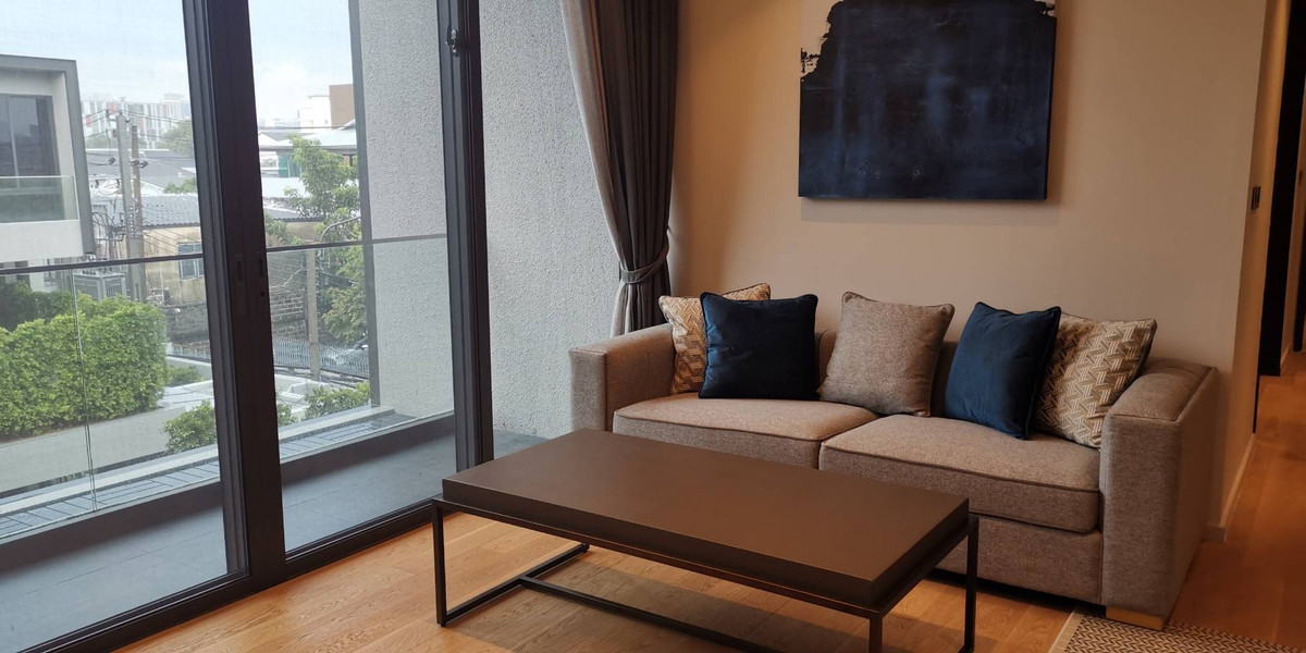 House Ekkamai sukhumvit 63:  4 Storey 556sqm. 4bed 5bath + Maid room 250,000/mth.  Am: 0656199198