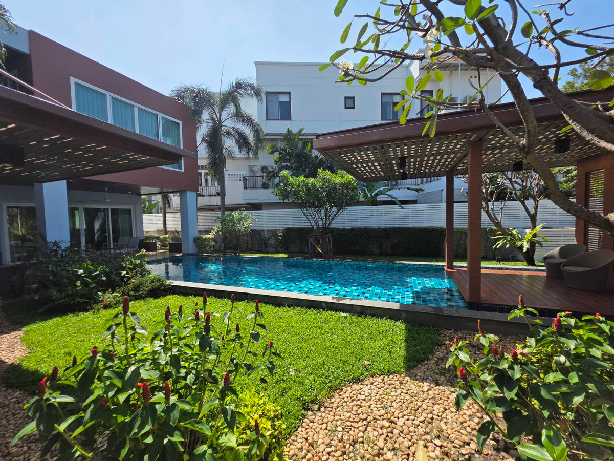 Panya Village Pattanakarn 30: 195.7sqwah 600+sqm. 6bed 4bath Sell: 75,000,000 Rent: 250,000/mth. Am: 0656199198