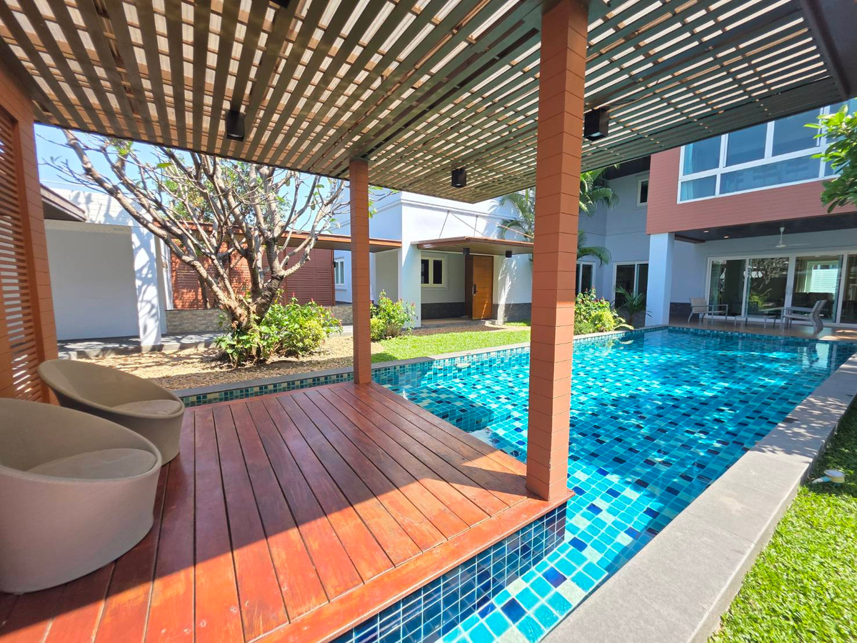 Panya Village Pattanakarn 30: 195.7sqwah 600+sqm. 6bed 4bath Sell: 75,000,000 Rent: 250,000/mth. Am: 0656199198