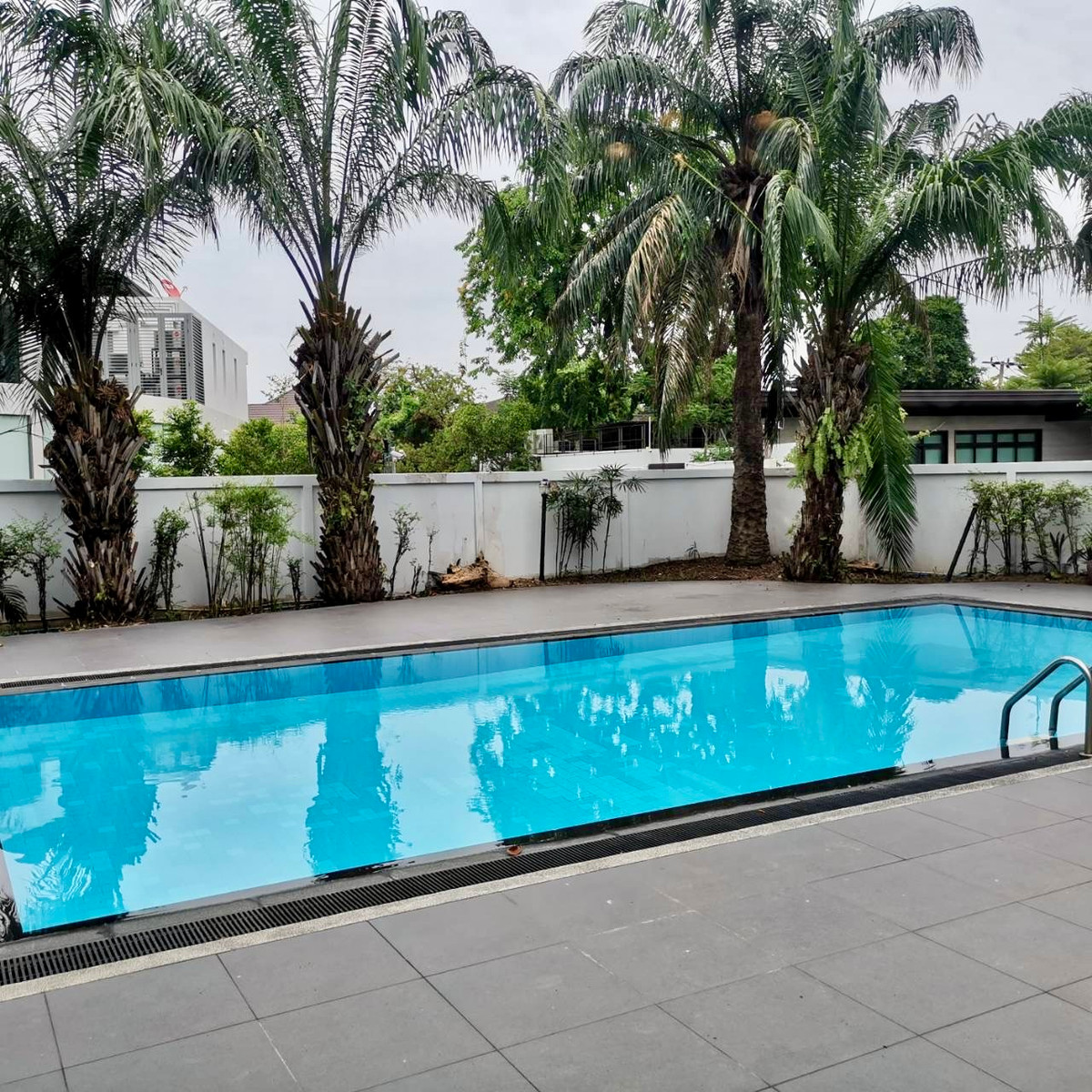 Panya Village Pattanakarn 30:  4+1 bed 5.5 bath 500sqm. 220,000/mth. Am: 0656199198