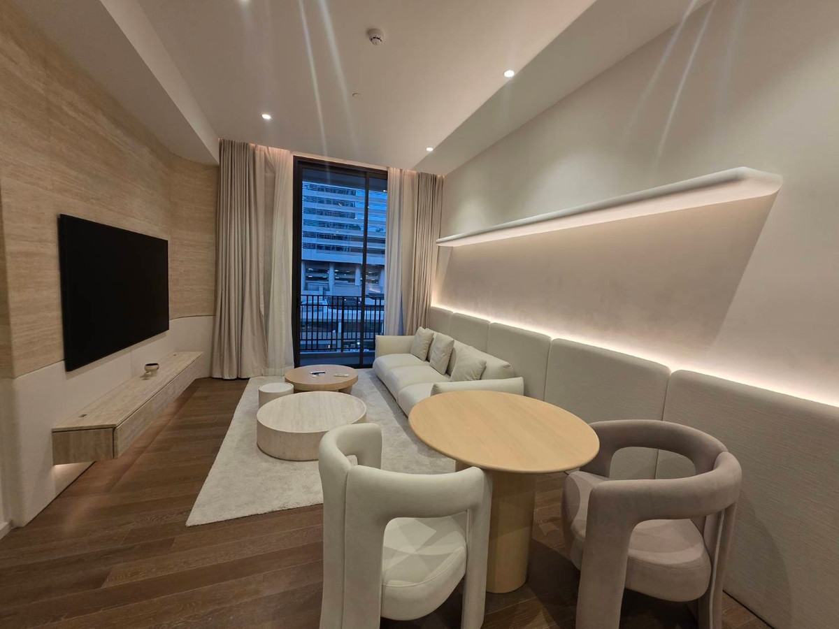 Muniq Langsuan: 1bed 1bath 57.5sqm. 23,000,000 transfeer fee 50/50 Am: 0656199198