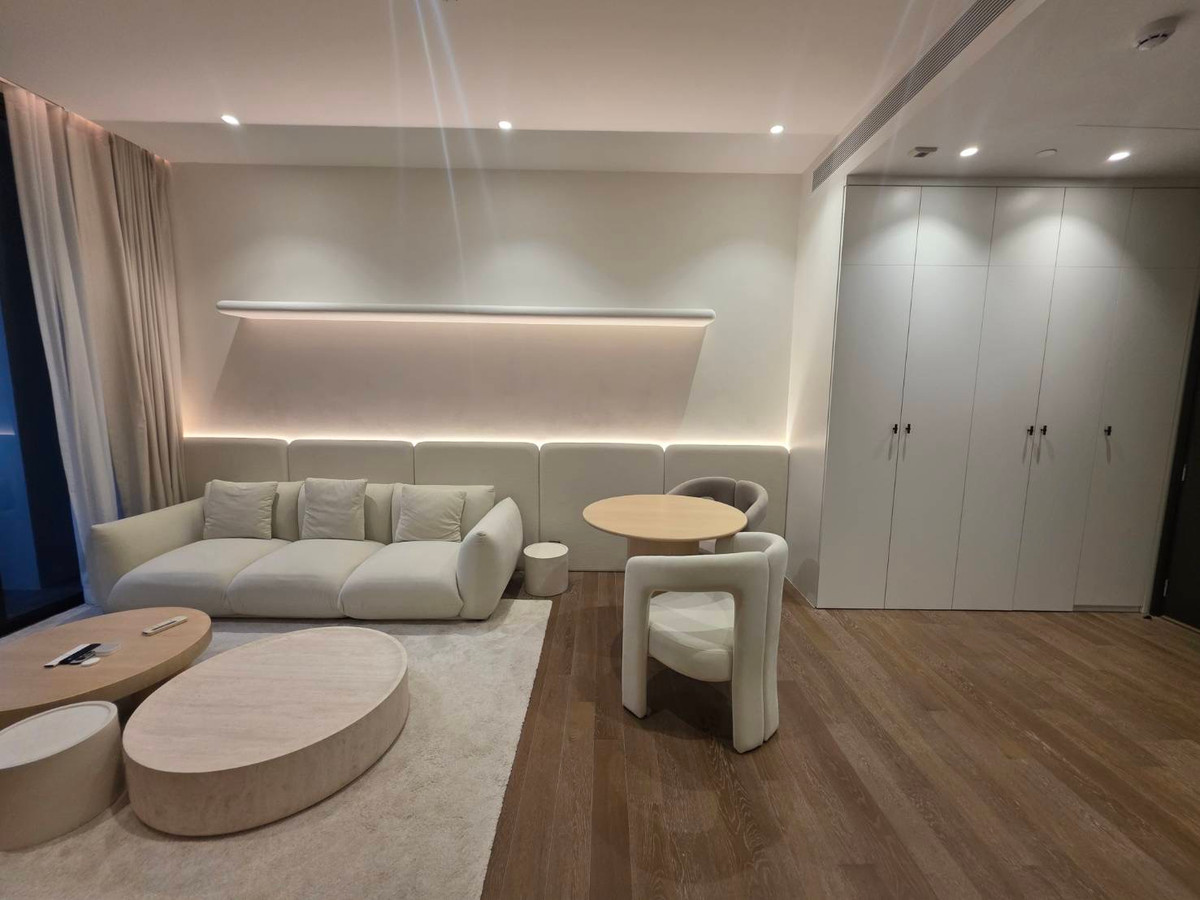 Muniq Langsuan: 1bed 1bath 57.5sqm. 23,000,000 transfeer fee 50/50 Am: 0656199198