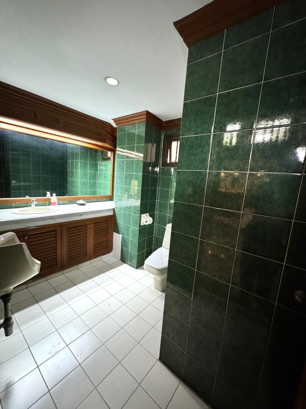 Townhome Sukhumvit 39 900m from BTS Prompong: 4+1 Fl 50 sqwah 800sqm. 8.5rooms 7 bath 250,000/mth Am: 0656199198