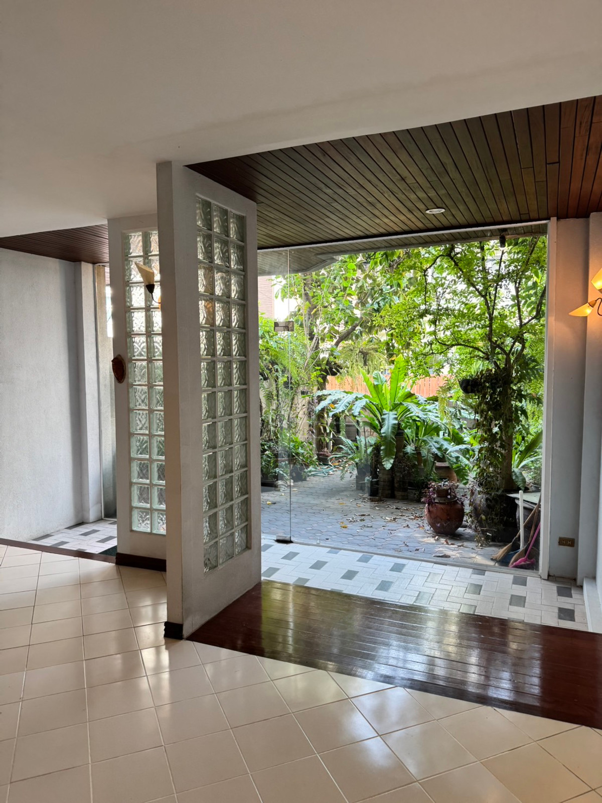 Townhome Thonglor soi 7 950m from BTS Thonglor: 4Fl 36sqwah 450sqm. 6bed 4bath 250,000/mth. Am: 0656199198