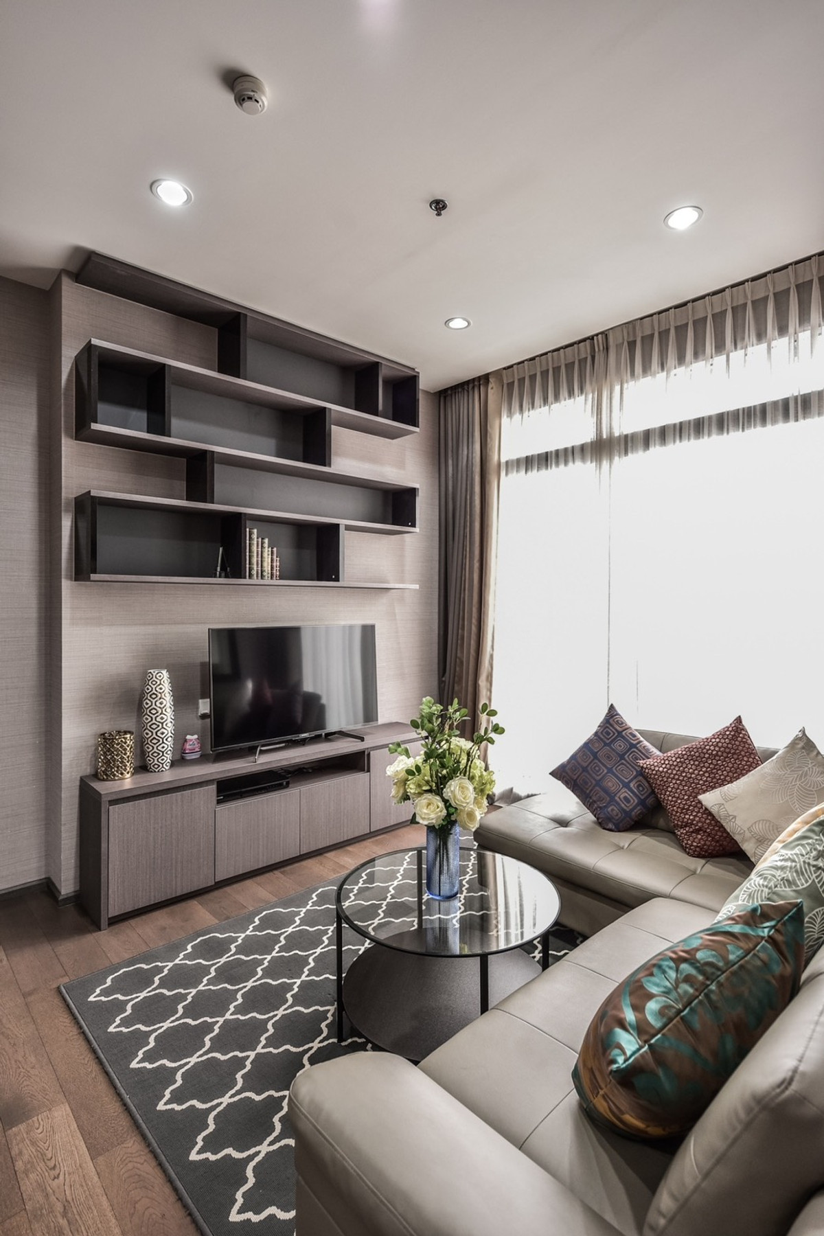 The Diplomat Sathorn:  2bed 2bath 77sqm. 2XFl. 22,500,000 Rent: 65,000/mth. Am: 0656199198