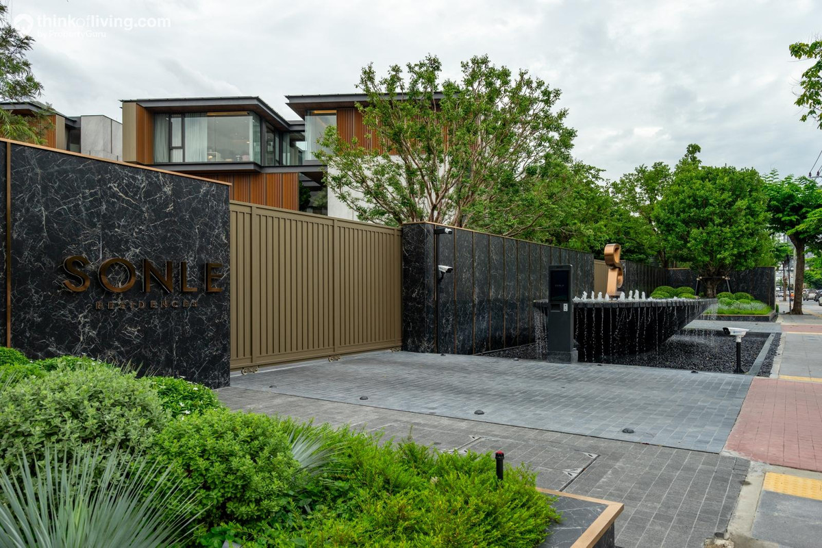 Sonle Residences: 180sqwah 1,365sqm. 5bed 8bath 3storey private pool 260,000,000 Am: 0656199198