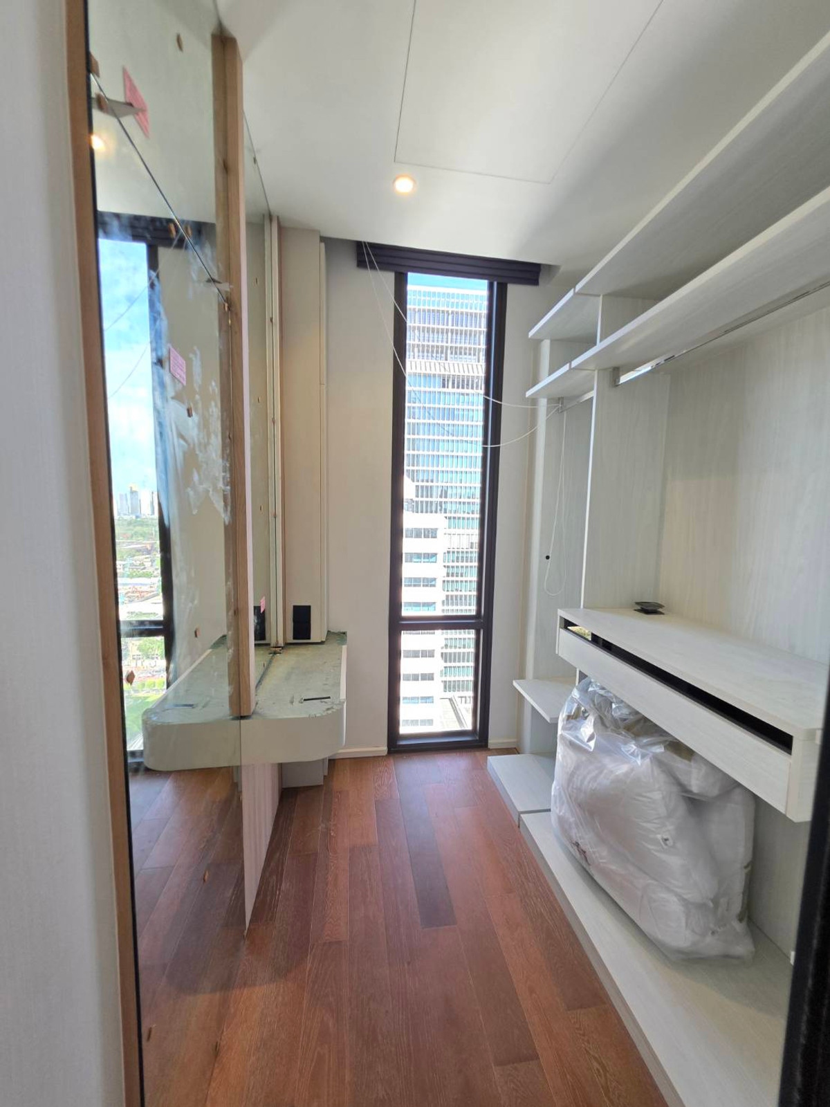 Muniq Langsuan: 86.01 sqm. 2bed 2bath 86.01sqm. 32,000,000 Am: 0656199198