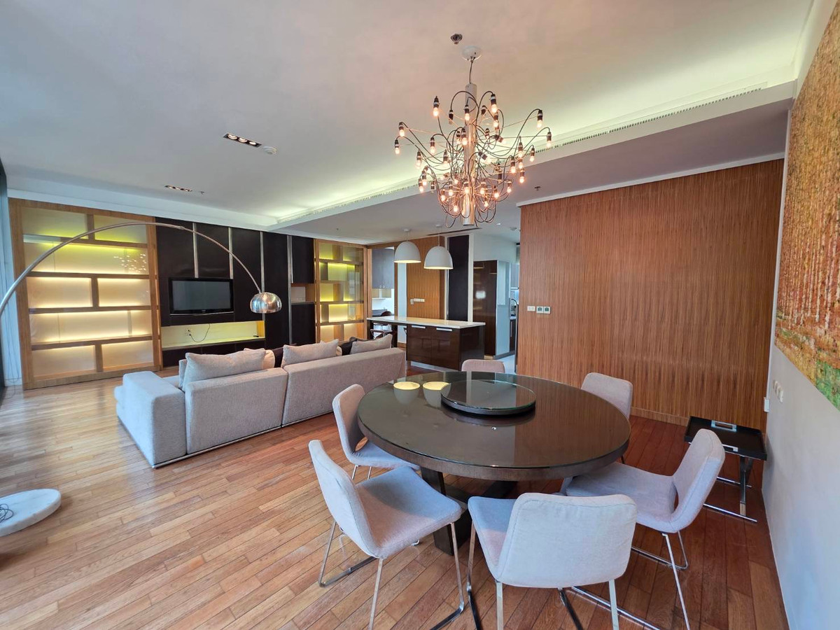 Domus Sukhumvit 16: 2+1 bed 3bath 167sqm. Sell: 45,000,000 Rent: 110,000/mth. Am: 0656199198