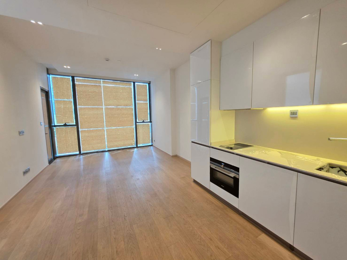 The Strand Thonglor Sell At Lost: 1bed 1bath 53.33sqm. 16,500,000 Am: 0656199198 East Facing brandnew open layout