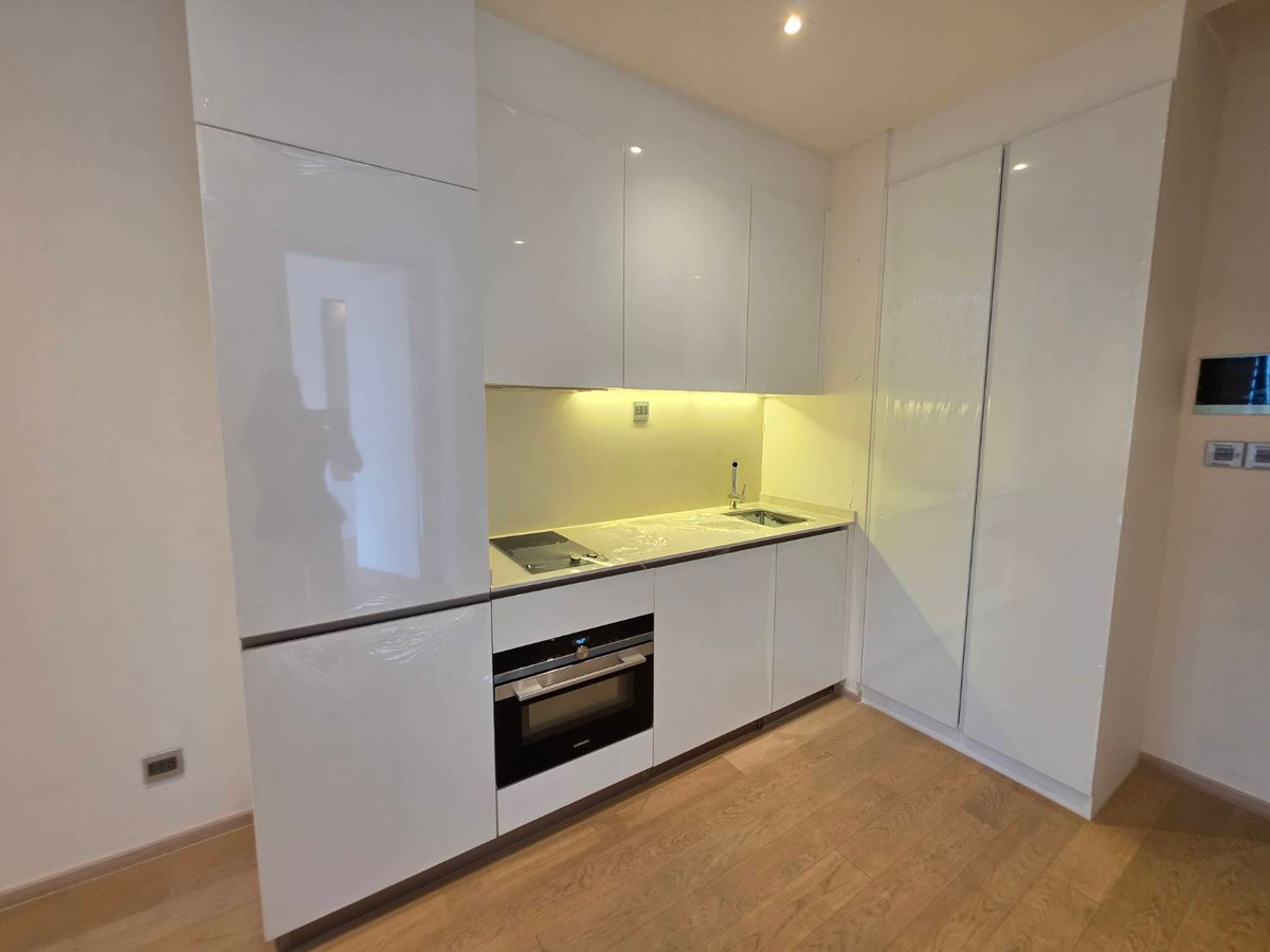 The Strand Thonglor Sell At Lost: 1bed 1bath 53.33sqm. 16,500,000 Am: 0656199198 East Facing brandnew open layout