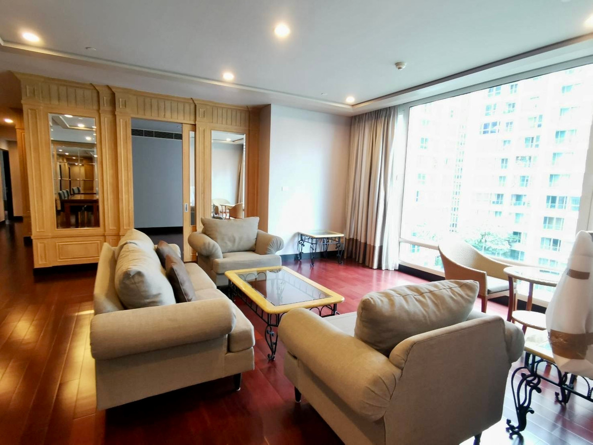 The Park Chidlom E1:  3bed 4bath + maid 258 sqm. 160,000/mth unfurnished Am: 0656199198
