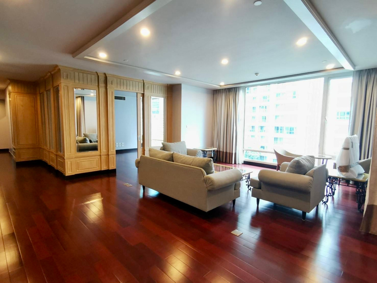 The Park Chidlom E1:  3bed 4bath + maid 258 sqm. 160,000/mth unfurnished Am: 0656199198