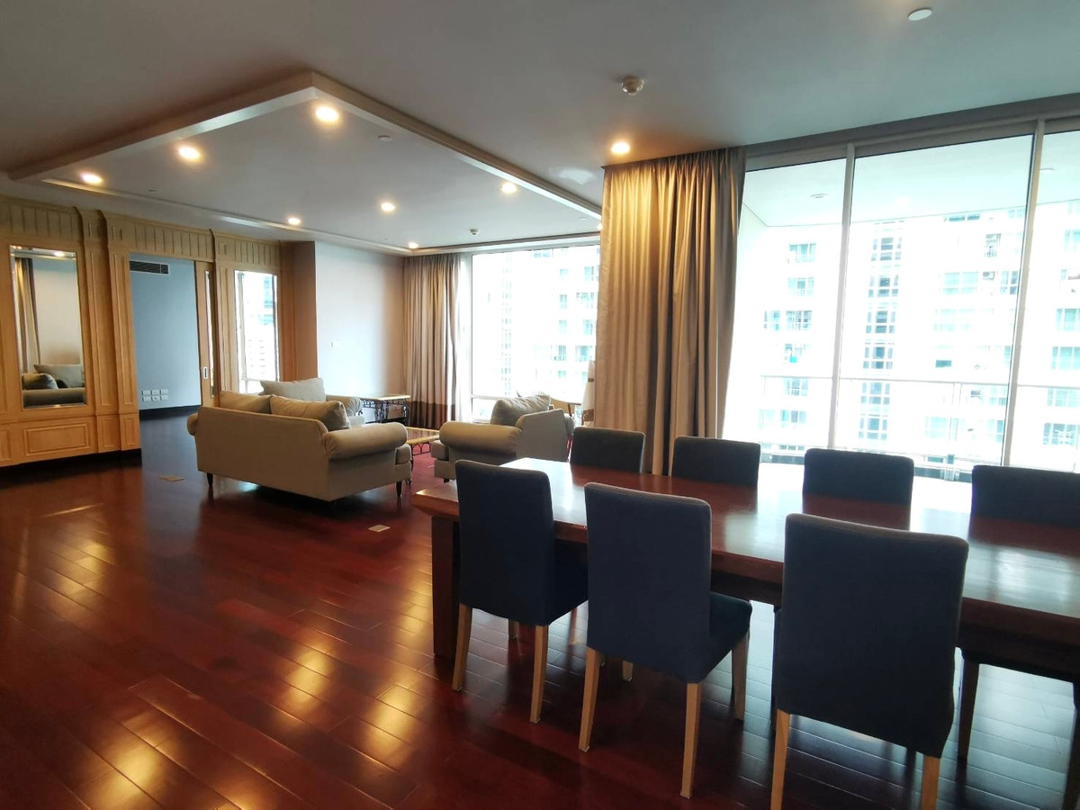 The Park Chidlom E1:  3bed 4bath + maid 258 sqm. 160,000/mth unfurnished Am: 0656199198