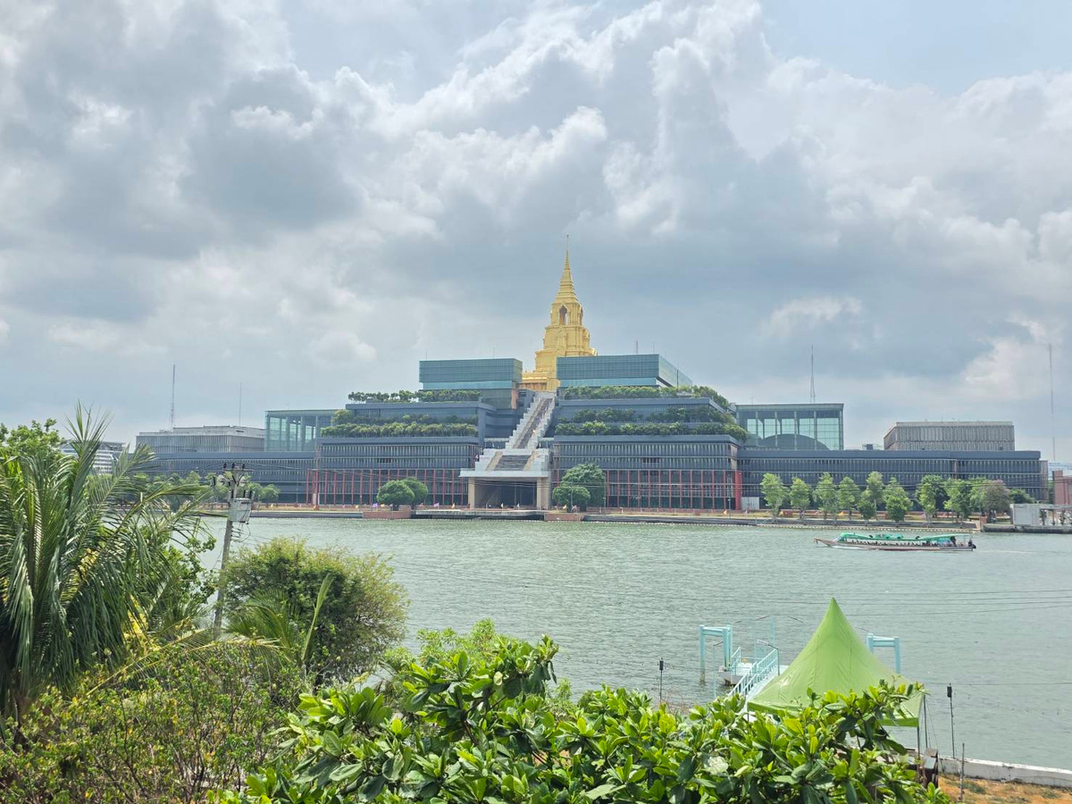 Land for sell Charansanidvong 88: 4-3-49 Rai 800,000,000 by the Chaophraya river opposite the new Paliament Am: 0656199198