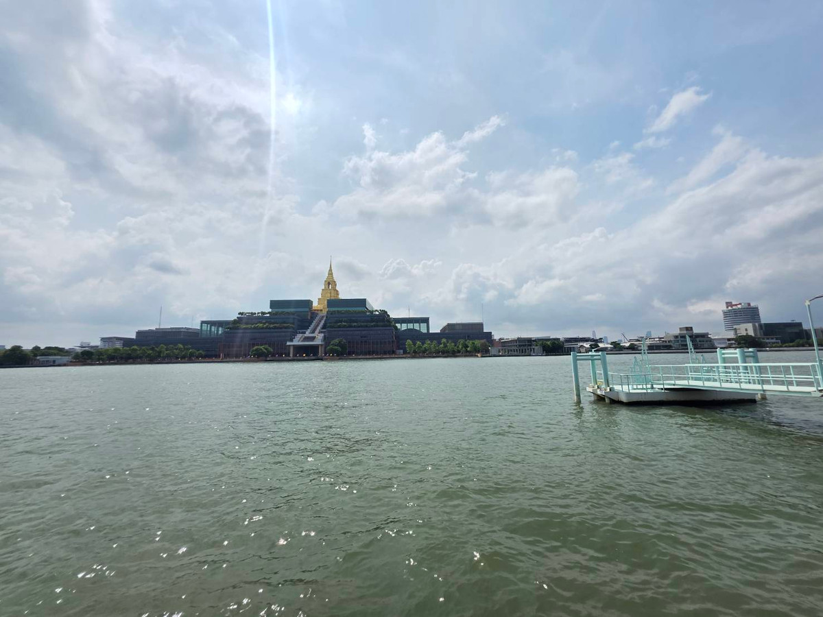 Land for sell Charansanidvong 88: 4-3-49 Rai 800,000,000 by the Chaophraya river opposite the new Paliament Am: 0656199198