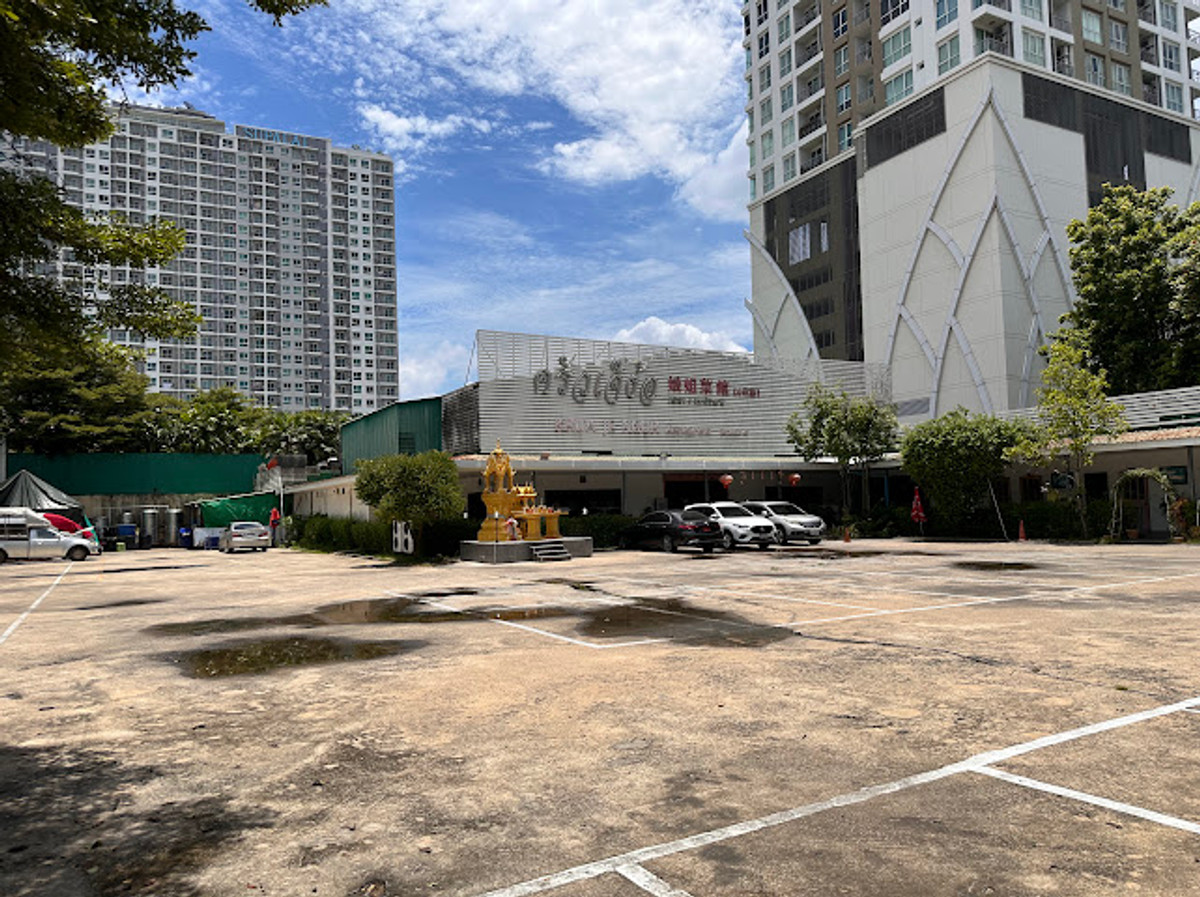 Land Corner Narathiwas-old Chan Road: 5-3-73.3 rais (2,373.3sqwah) 600,000/wah Sell: 1,423,980,000 bht. Am: 0656199198