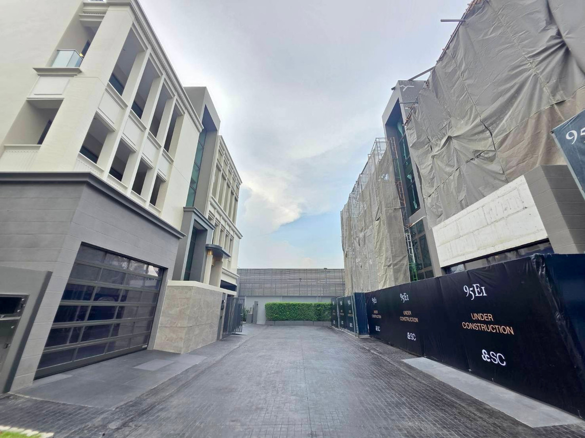 95E1: 137.85 sqwah 846sqm. 4bed 7bath + 2 maid 120,000,000 bht. New upgrade Facade Am: 0656199198