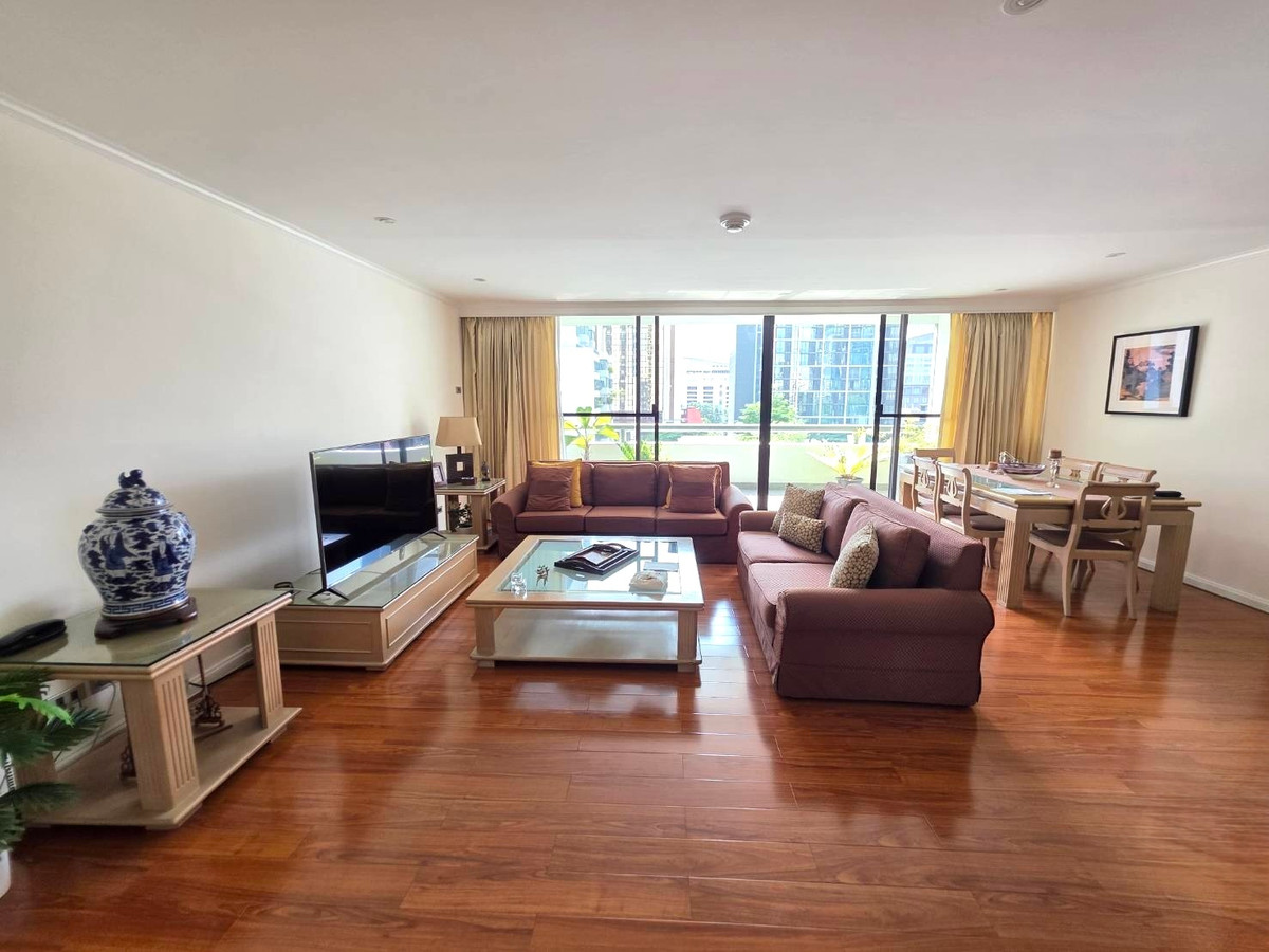 Somkid Garden: 2bed 2.5bath + maid quarter 164.7sqm. 37,000,000 transfer fee 50/50 Am: 0656199198