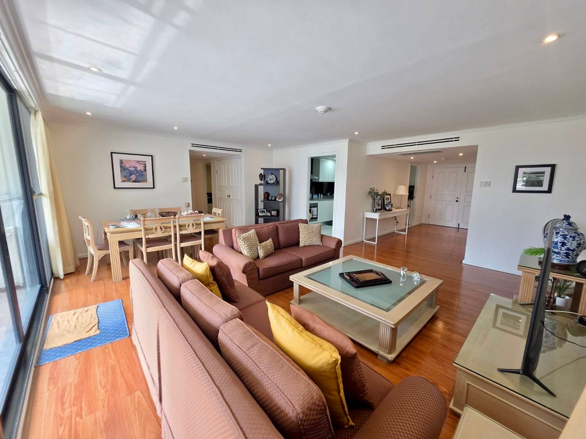 Somkid Garden: 2bed 2.5bath + maid quarter 164.7sqm. 37,000,000 transfer fee 50/50 Am: 0656199198