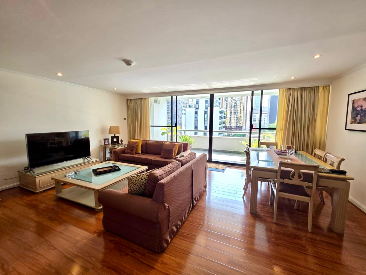 Somkid Garden: 2bed 2.5bath + maid quarter 164.7sqm. 37,000,000 transfer fee 50/50 Am: 0656199198