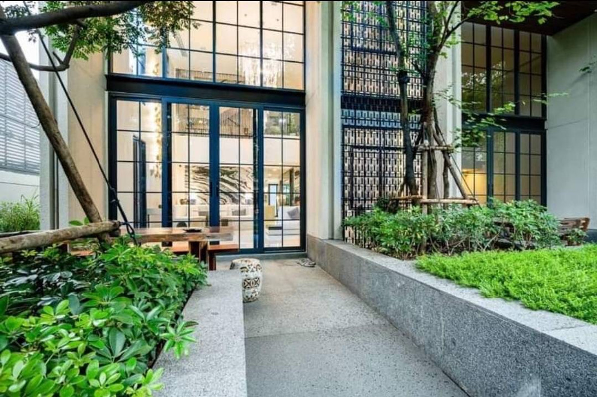 Quarter Sukhumvit 31: 4 bed 5 bath 41.6sqwah 425sqm. Fully Furnished Rent: 280,000/mth Sell: 79,000,000 Am: 0656199198