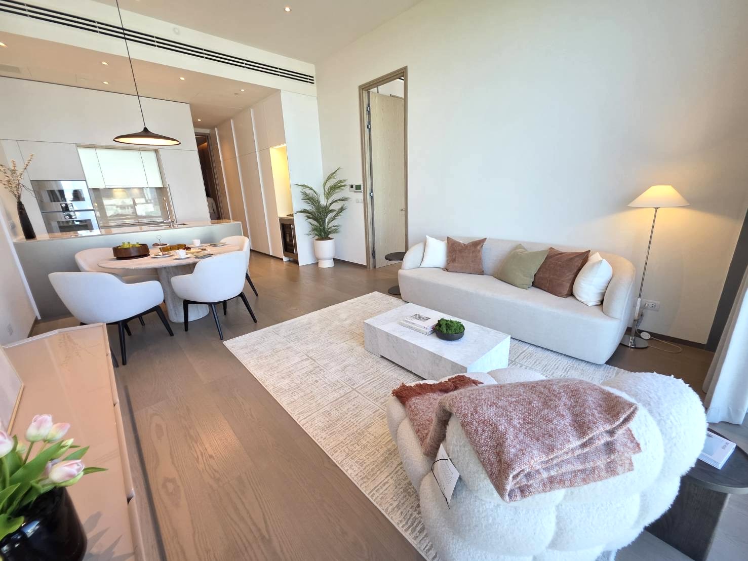 Scope Langsuan: 1bed 1.5 bath 84sqm. High floor Embassy view 51,000,000 Am: 0656199198