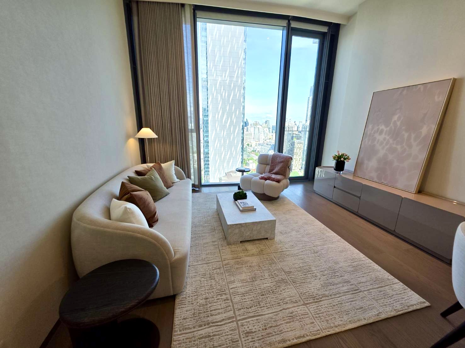 Scope Langsuan: 1bed 1.5 bath 84sqm. High floor Embassy view 51,000,000 Am: 0656199198