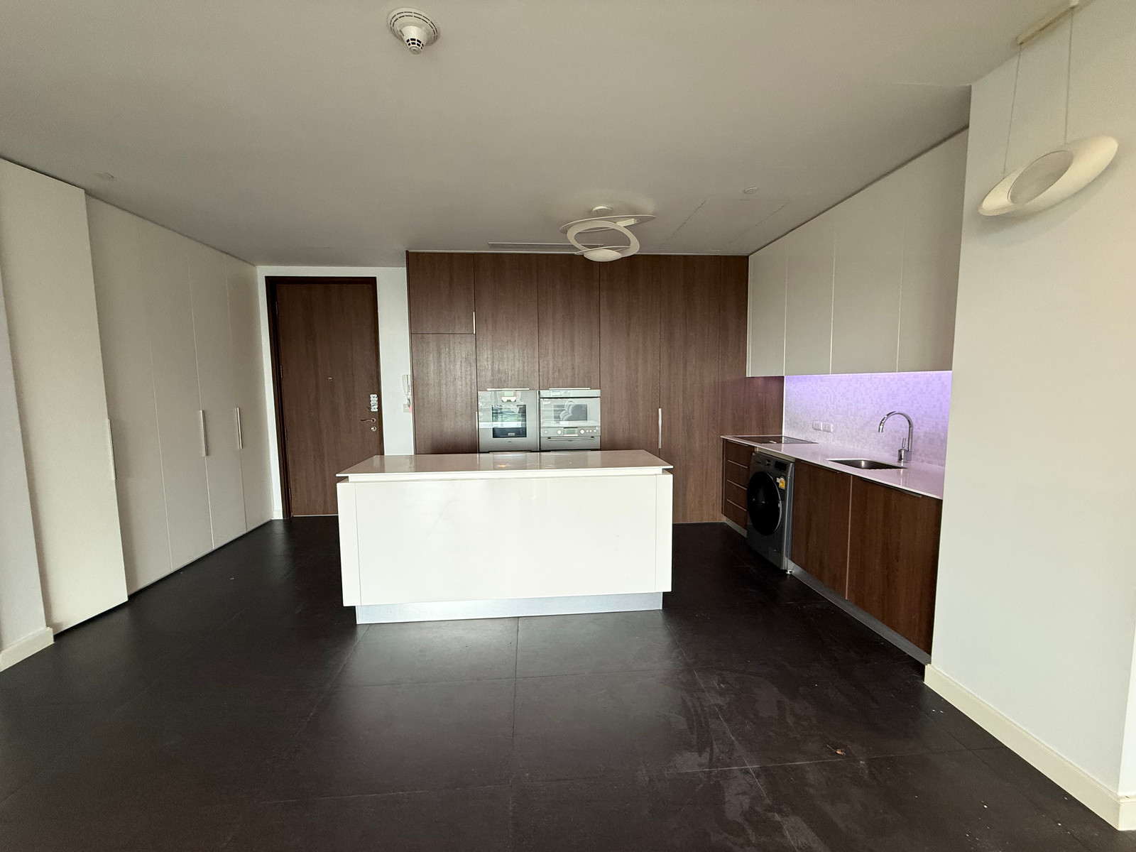 185 Rajadamri:  2bed 2bath  126 sqm  44,000,000 RBSC view Am: 0656199198