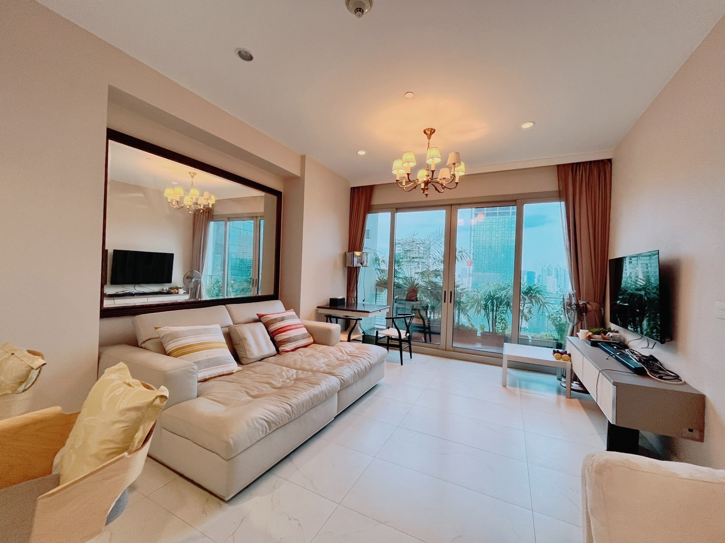 185 Rajadamri: 1bed 1bath 70sqm  23,000,000 High Floor Am: 0656199198