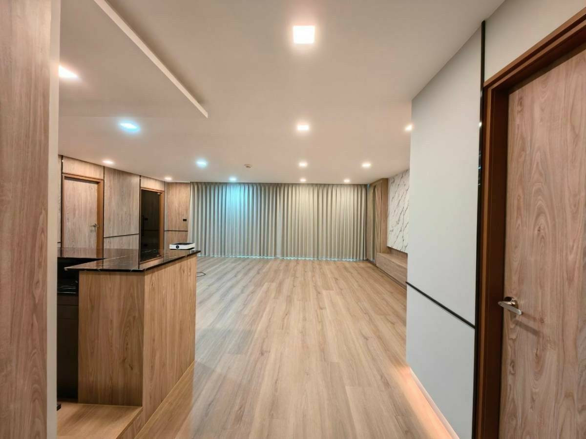 Somkid Gardens: 251.40 sqm. 3bed 4bath with maidroom High Floor Sell: 85,000,000 Rent: 200,000/mth Am: 0656199198