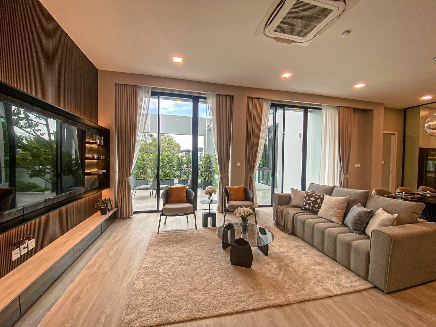 Vive Krungthep Kreetha: 104sqw  421sqm 4bed 5bath 1 maid Sell: 47,000,000 Rent: 290,000/mth. Am: 0656199198