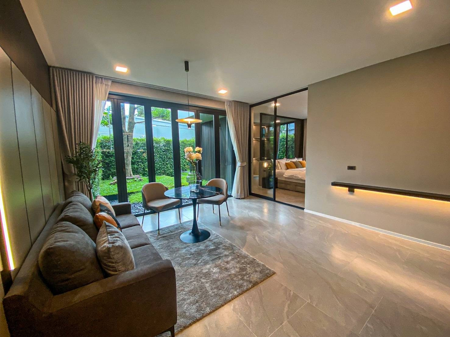 Vive Krungthep Kreetha: 104sqw  421sqm 4bed 5bath 1 maid Sell: 47,000,000 Rent: 290,000/mth. Am: 0656199198