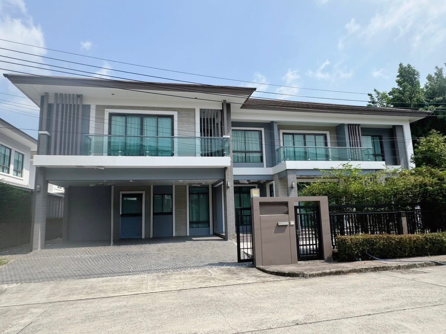 The Palm Phattanakarn 38: 107sqwah 400sqm. 4bed 4bath 1maid Sell: 36,000,000 Rent: 190,000/mth. Am: 0656199198