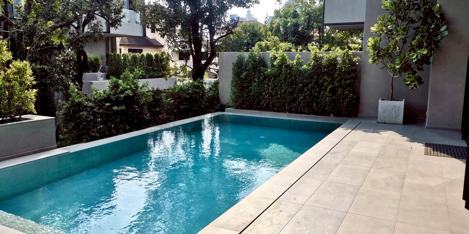 House for rent Ekkamai soi 10: 556sqm. 4bed 4.5bath+1 maid Private Pool 250,000/mth. Am: 0656199198